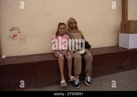 Saida, Liban. 10 octobre 2024. Une mère et une fille déplacées posent pour une photo, dans une école de Saida où elles vivent après avoir été forcées de fuir leur maison par des bombardements. La guerre entre Israël et le Hezbollah a déplacé plus de 1,2 millions de personnes et tué plus de 2 000 personnes. Crédit : SOPA images Limited/Alamy Live News Banque D'Images