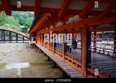 Itsukushima est une île située dans la partie occidentale de la mer intérieure du Japon, au nord-ouest de la baie d'Hiroshima. Il est populairement connu sous le nom de Miyajima Banque D'Images