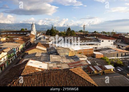 Colombie, Département de Quindio, paysage culturel du café de Colombie inscrit au patrimoine mondial de l'UNESCO, village de Filandia et Parc naturel national Los Nevados en arrière-plan Banque D'Images