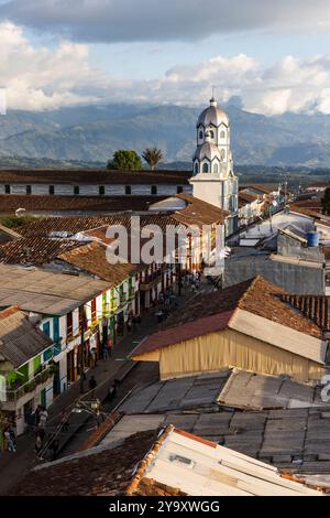 Colombie, Département de Quindio, paysage culturel du café de Colombie inscrit au patrimoine mondial de l'UNESCO, village de Filandia et Parc naturel national Los Nevados en arrière-plan Banque D'Images