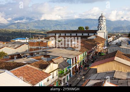 Colombie, Département de Quindio, paysage culturel du café de Colombie inscrit au patrimoine mondial de l'UNESCO, village de Filandia et Parc naturel national Los Nevados en arrière-plan Banque D'Images