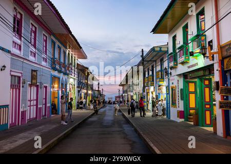 Colombie, Département de Quindio, paysage culturel du café de Colombie classé au patrimoine mondial de l'UNESCO, village Filandia, maisons colorées la nuit Banque D'Images