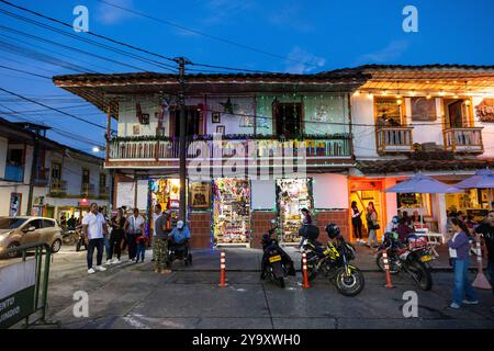 Colombie, Département de Quindio, paysage culturel du café de Colombie classé au patrimoine mondial de l'UNESCO, village Filandia, maisons colorées la nuit Banque D'Images