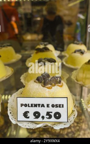 Italie, Lombardie, Bergame, la Citta Alta (ville haute), Polenta e Osei, gâteau tradicional Banque D'Images