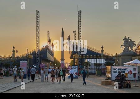 France, Paris, place de la Concorde, Parc urbain de la Concorde pendant les Jeux Olympiques de 2024, obélisque au coucher du soleil Banque D'Images