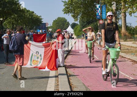 France, Paris, Quai Jacques Chirac, piste cyclable rose baptisée Olympiste menant aux sites des épreuves lors des Jeux olympiques d'été de 2024 Banque D'Images