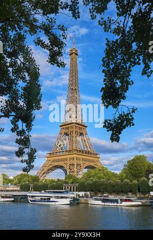 France, Paris, zone classée au Patrimoine mondial de l'UNESCO, la Tour Eiffel abrite les anneaux olympiques installés le 7 juin 2024 Banque D'Images