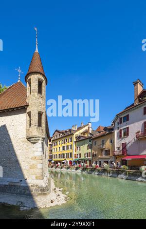 France, haute-Savoie, Annecy, les rives du Thiou dans la vieille ville et le Palais de l'Isle, ancienne prison du XIIe siècle Banque D'Images