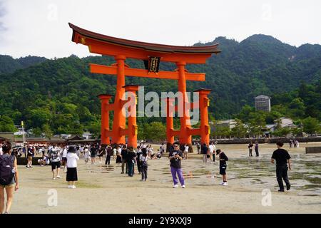 Itsukushima est une île située dans la partie occidentale de la mer intérieure du Japon, au nord-ouest de la baie d'Hiroshima. Il est populairement connu sous le nom de Miyajima Banque D'Images