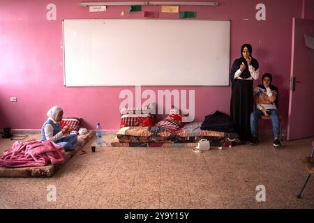 Saida, Liban. 10 octobre 2024. Trois filles déplacées vues dans une pièce d’une école, où elles vivent après avoir été forcées de fuir leur foyer à cause de la guerre. La guerre entre Israël et le Hezbollah a déplacé plus de 1,2 millions de personnes et tué plus de 2 000 personnes. (Photo de Ximena Borrazas/SOPA images/Sipa USA) crédit : Sipa USA/Alamy Live News Banque D'Images