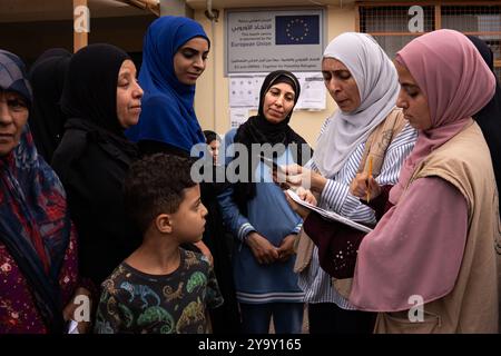 Saida, Liban. 10 octobre 2024. Vue de femmes déplacées attendant que l'aide humanitaire leur soit livrée, dans une école de la ville de Saida. La guerre entre Israël et le Hezbollah a déplacé plus de 1,2 millions de personnes et tué plus de 2 000 personnes. (Photo de Ximena Borrazas/SOPA images/Sipa USA) crédit : Sipa USA/Alamy Live News Banque D'Images