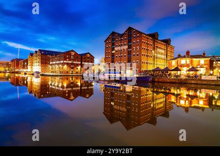 Gloucester accoste la nuit avec des reflets sur l'eau Banque D'Images