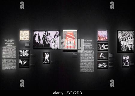 France, Paris, Parc de la Villette, Cité de la musique, Philharmonie de Paris de l'architecte Jean nouvel, l'exposition temporaire métal. Dérivé du rock, le Metal, initialement appelé heavy metal, est né en Angleterre et aux États-Unis à la fin des années 1960 L’exposition couvre les origines de ce genre musical avec la formation de groupes désormais légendaires tels que LED Zeppelin, Black Sabbath et Deep Purple jusqu’au 21ème siècle Banque D'Images