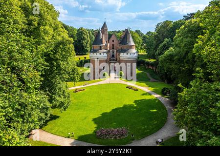 France, somme, Rambures, château de Rambures, le château de Rambures est un ancien château fort du XVe siècle, démantelé au XVIIe siècle et restauré au XVIIIe siècle, qui se trouve sur la commune de Rambures dans le département de la somme dans la région hauts-de-France. Avec le Château de Bouillancourt, c'est l'un des rares châteaux médiévaux du département (vue aérienne). Banque D'Images