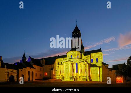 France, Maine et Loire, Fontevraud l'Abbaye, Val de Loire sur la liste du patrimoine mondial de l'UNESCO, Abbaye de Fontevraud, 12 - 17 ème. siècle, l'église abbatiale datée du 12e. Siècle, lumière nocturne spectacle à l'intérieur de l'abbaye les étoiles de Fontevraud Banque D'Images