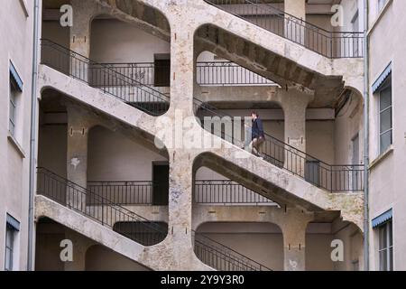 France, Rhône, Lyon, site historique classé au Patrimoine mondial de l'UNESCO, quartier des pistes de la Croix-Rousse, Traboules du vieux Lyon, la Cour des voraces aussi appelée Maison de la République, monument devenu célèbre après la révolte des canuts (ouvriers de la soie) en 1848, avec son escalier monumental à façade de six étages, logements sociaux depuis 1995 Banque D'Images