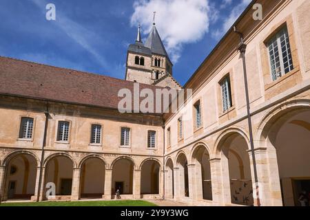 France, Saône et Loire, Maconnais, Cluny, Saint Pierre et Saint Paul abbaye de Cluny, le grand cloître du XVIIIe siècle Banque D'Images