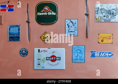 Collection de signes publicitaires vintage d'alcool et d'autres boissons sur le mur extérieur d'un bar, Alassio, Savona, Ligurie, Italie Banque D'Images