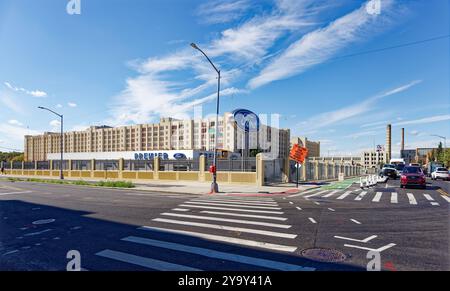 Bâtiments B (à gauche), A, et bâtiment administratif au terminal militaire de Brooklyn, vus de l'est sous un ciel lumineux d'automne. Banque D'Images