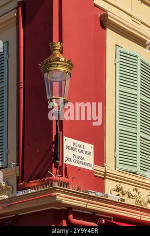 France, Alpes-Maritimes, Nice, classée au Patrimoine mondial de l'UNESCO, quartier du vieux Nice, cours Saleya, réverbère place Pierre Gautier Banque D'Images