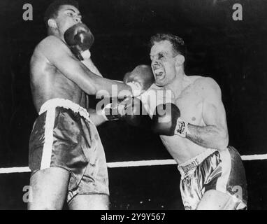 19 juin 1963 : Londres, Angleterre, Royaume-Uni : CASSIUS CLAY a battu les Britanniques HENRY COOPER au 5ème tour de leur combat au stade en plein air de Wembleys hier soir comme il l'avait prédit avec confiance avant le combat, mais ce n'était pas une victoire facile, car au 4ème tour Cooper a renversé Hime avec un puissant crochet gauche. Au 5e tour, les arbitres Tommy Little arrêtèrent le combat alors que l'œil gauche de Coopers avait été réduit à un gâchis sanglant par un coup de câlin. L'œil de Coopers peut être vu comme étant gravement endommagé. (Image de crédit : © Keystone Press Agency/ZUMA Press Wire). UTILISATION ÉDITORIALE UNIQUEMENT ! Non destiné à UN USAGE commercial ! Banque D'Images