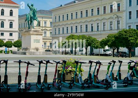 Allemagne, Bavière, Munich, quartier Altstadt, statue équestre de Maximilian Churfuerst von Bayern Banque D'Images