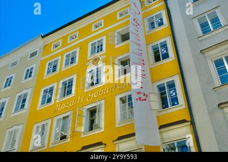 Autriche, Salzbourg, centre historique classé au patrimoine mondial de l'UNESCO, lieu de naissance de Wolfgang Amadeus Mozart (Mozarts Geburtshaus) dans la rue Getreidegasse Banque D'Images