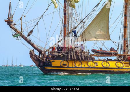 France, Morbihan, Golfe du Morbihan, Arzon, Port Navalo, le Shtandart, gréeur carré à trois mâts, grand défilé des vieux gréements, Gulf week, édition 2023 Banque D'Images