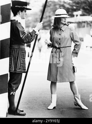 1er janvier 1965 : Londres, Angleterre, Royaume-Uni (lieu exact et date inconnus). Le look total de la tête aux pieds complète le tableau de mode de l'automne. Le manteau de pluie ou brillant de PRL, coupé dans le velours côtelé noir et blanc à motif pied-de-poule de Cone, se démarque avec des bottes de style Courregss, des bas texturés et un chapeau à bord rigide. Le manteau se ferme avec une patte boutonnée sur le devant et la légère forme d'une ceinture en cuir line-thorn. Les bottes sont de B.F. Goodrich (crédit image : © Keystone Press Agency/ZUMA Press Wire) USAGE ÉDITORIAL SEULEMENT! Non destiné à UN USAGE commercial ! Banque D'Images