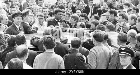 5 septembre 1966 : Londres, Angleterre, Royaume-Uni : le champion du monde des poids lourds, CASSIUS CLAY, s'est envolé pour Londres aujourd'hui pour son combat contre Henry Cooper à l'Arsenal Stadium le 21 mai. C'était la scène à l'aéroport de Londres aujourd'hui où Cassius Clay signait des autographes avant d'entrer dans sa voiture après son arrivée : crédit image : © Keystone Press Agency/ZUMA Press Wire). UTILISATION ÉDITORIALE UNIQUEMENT ! Non destiné à UN USAGE commercial ! Banque D'Images