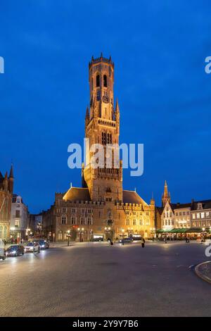 Belgique, Flandre occidentale, Bruges, centre historique classé au Patrimoine Mondial de l'UNESCO, Grand'Place, le beffroi sur la Halle aux Draps Banque D'Images