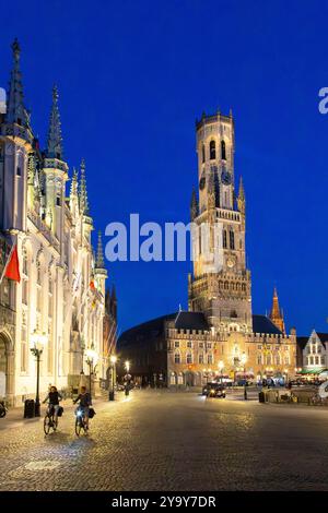 Belgique, Flandre occidentale, Bruges, centre historique classé au Patrimoine Mondial de l'UNESCO, Grand'Place, le beffroi sur la Halle aux Draps Banque D'Images