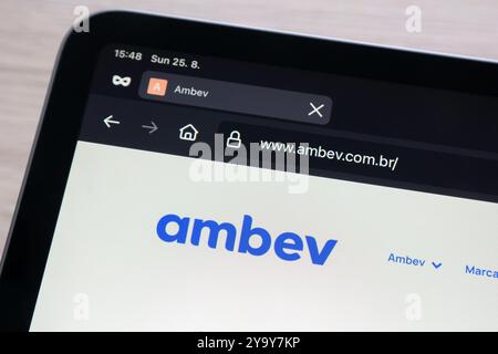 OSTRAVA, TCHÉQUIE - 25 AOÛT 2024 : site web de la brasserie Ambev sur appareil électronique Banque D'Images