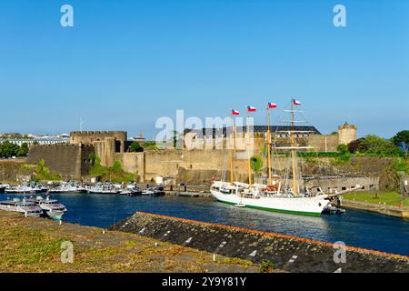 France, Finistère, Brest, le château (musée naval) domine le Penfeld et les navires de guerre dans l'Arsenal Banque D'Images