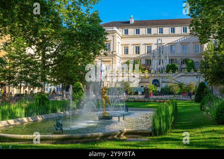 France, Loire, Saint Etienne, place Jean Jaurès, statue en bronze doré de Daphné transformée en laurier au centre de la fontaine de la place Banque D'Images