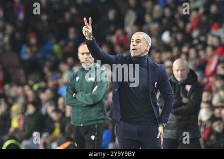 Prague, République tchèque. 11 octobre 2024. Sylvinho, entraîneur-chef de l'Albanie, fait des gestes lors du match de la Ligue des Nations de football : Tchéquie vs Albanie à Prague, République tchèque, le 11 octobre 2024. Crédit : Michal Kamaryt/CTK photo/Alamy Live News Banque D'Images