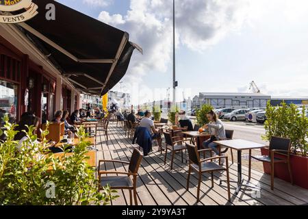 France, Finistère, Brest, les restaurants des quais du port de plaisance Banque D'Images