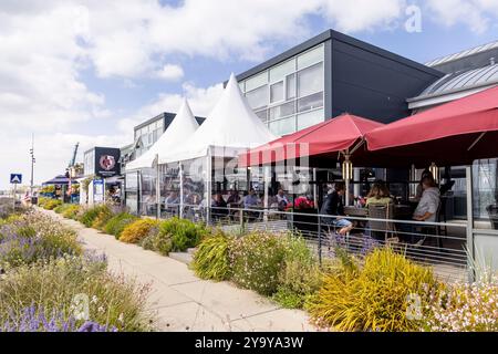 France, Finistère, Brest, les restaurants des quais du port de plaisance Banque D'Images