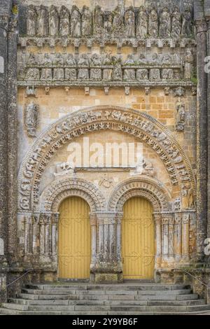 France, Vendée, Vouvant, labellisé les plus beaux villages de France, l'église notre-Dame-de-l'Assomption, portail monumental divisé en deux parties, partie romane inférieure (XIIe siècle) et partie gothique supérieure (XVe siècle) Banque D'Images