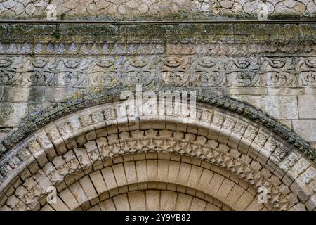 France, Vendée, Nieul sur l'Autise, abbaye royale Saint-Vincent fondée en 1069, portail roman de l'église abbatiale Banque D'Images