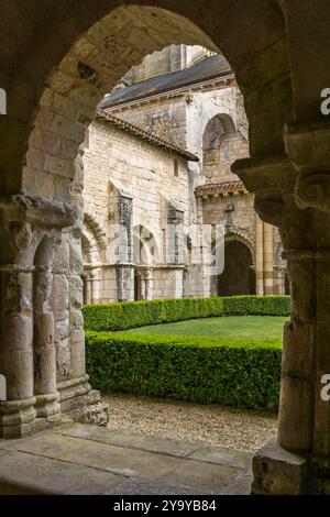 France, Vendée, Nieul sur l'Autise, abbaye royale Saint-Vincent fondée en 1069, abrite le tombeau d'Aénor de Châtelleraut, mère d'Aliénor d'Aquitaine, le cloître Banque D'Images