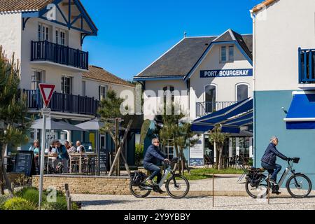 France, Vendée (85), Talmont Saint Hilaire, cyclistes sur la piste cyclable Vendée vélo Tour et Vélodyssée Banque D'Images