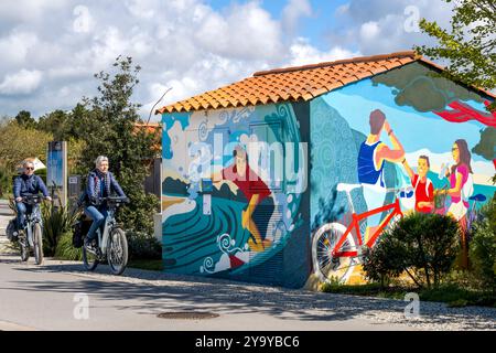 France, Vendée (85), Talmont Saint Hilaire, cyclistes sur la piste cyclable Vendée vélo Tour et Vélodyssée Banque D'Images