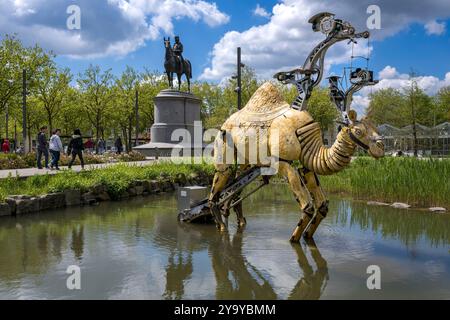 France, Vendée, la Roche-sur-Yon, place Napoléon, création mécanique chameau de la société la machine et statue équestre de Napoléon Banque D'Images