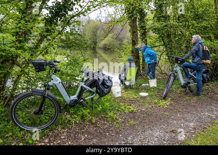 France, Vendée, Saint-Mesmin, vélo sur la piste cyclable Vendée vélo Tour, rencontre avec un pêcheur Banque D'Images