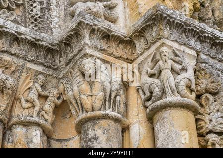 France, Vendée, Vouvant, labellisés les plus beaux villages de France, l'église notre-Dame-de-l'Assomption, chapiteaux de la partie basse romane du XIIe siècle sur le portail monumental Banque D'Images