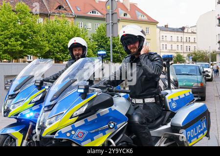 Poznan, Pologne - 18 juin 2023 : deux policiers sont vus sur leur moto, assurant la sécurité et l'ordre pendant une journée ensoleillée à Poznan. Banque D'Images