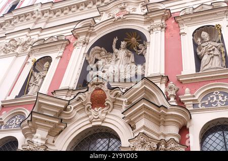 Poznan, Pologne - 20 janvier 2023 : des détails complexes ornent la façade d'un magnifique bâtiment baroque à Poznan, mettant en valeur de belles sculptures Banque D'Images