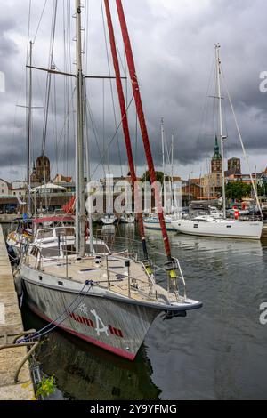 Stralsund, bateaux à voile dans le Querkanal, vieille ville, Mecklembourg-Poméranie occidentale, Allemagne Banque D'Images