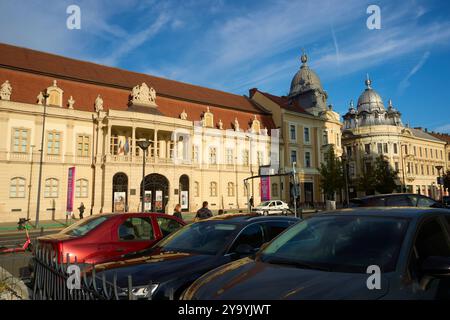 Cluj-Napoca, Roumanie. 20 septembre 2024 : Banffy Palace, musée d'art de Cluj-Napoca, construit entre 1774 et 1785. Sur la droite, les palais jumeaux du Banque D'Images